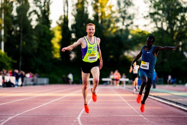 Frederik Ruppert (Germany) neben Mohamed Ismail (Djibouti) auf der Zielgeraden ueber 3000m Hindernis am 28.05.2022 waehrend der World Athletics Continental Tour IFAM Oordegem in Oordegem